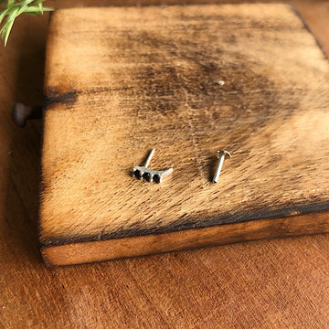 3 Black Stone Tail Nose Pin